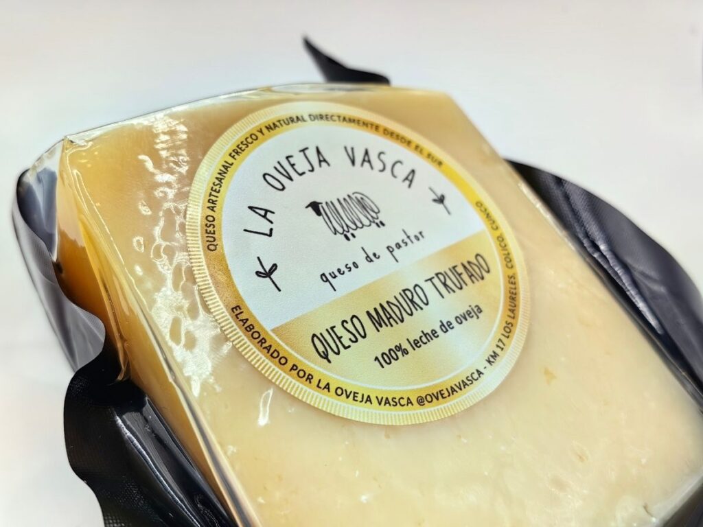 Elegante queso Maduro Trufado de Oveja Vasca, el detalle perfecto para ocasiones especiales