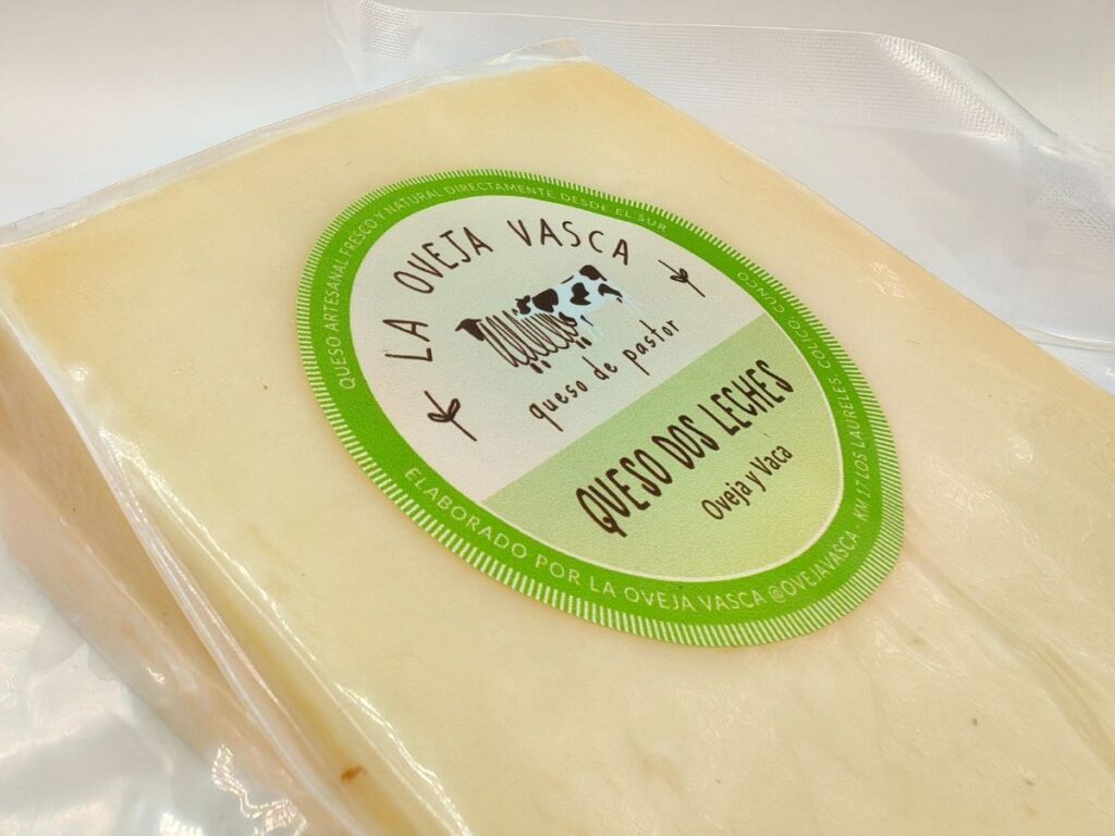 Queso "Dos Leches" de Oveja Vasca en su envoltorio, disponible para compra online con entrega a domicilio