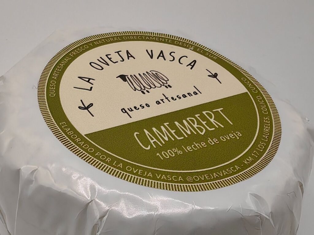 Rueda de queso Camembert de Oveja Vasca, de corteza blanca y aterciopelada