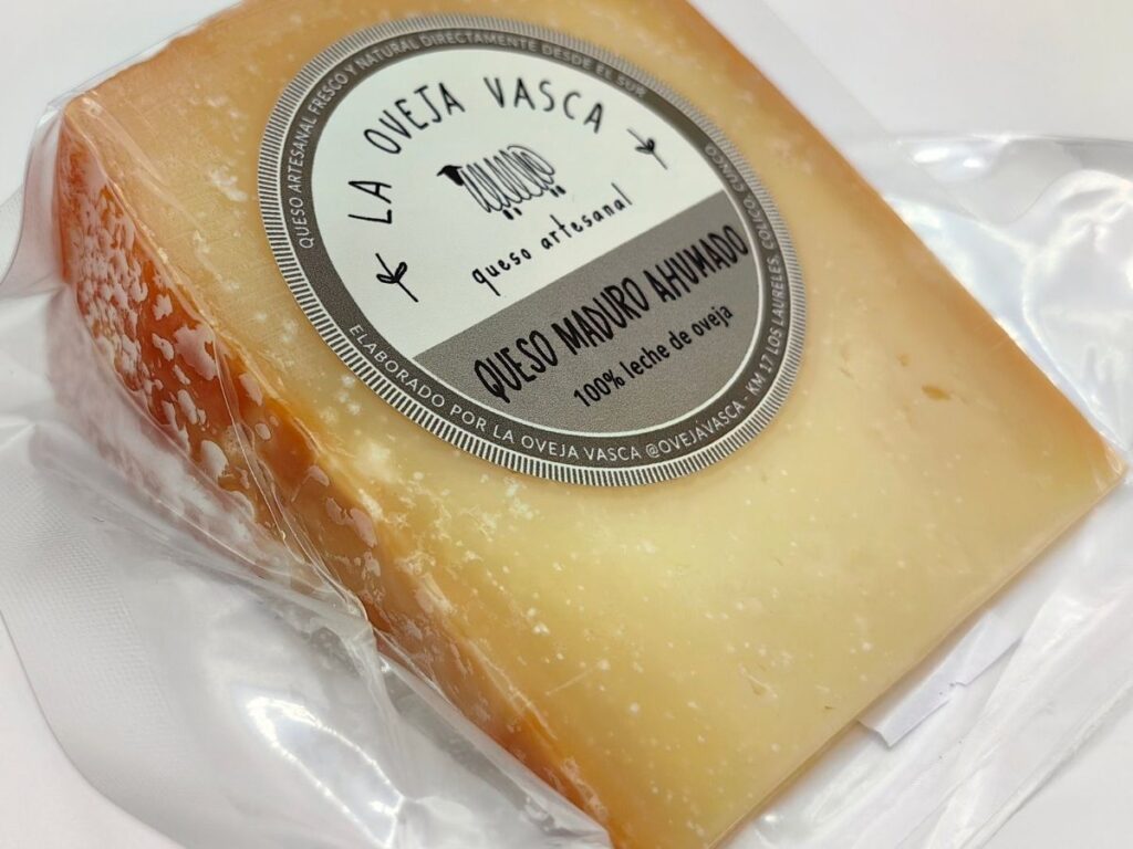 Producto estrella: queso Maduro Ahumado de Oveja Vasca con su medalla Super Oro, símbolo de la más alta calidad.