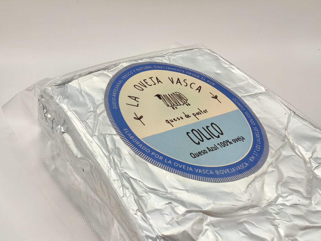 Primer plano detallado del queso azul de Oveja Vasca, donde se aprecia la textura húmeda, la distribución uniforme del moho Penicillium y los cristales de maduración en la pasta.