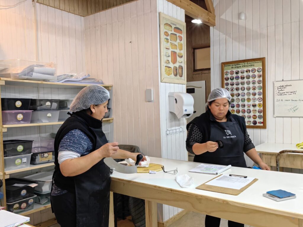 Fotografía grupal del equipo de producción detrás de Oveja Vasca en las instalaciones de la quesería, mostrando el espíritu colaborativo y dedicado.